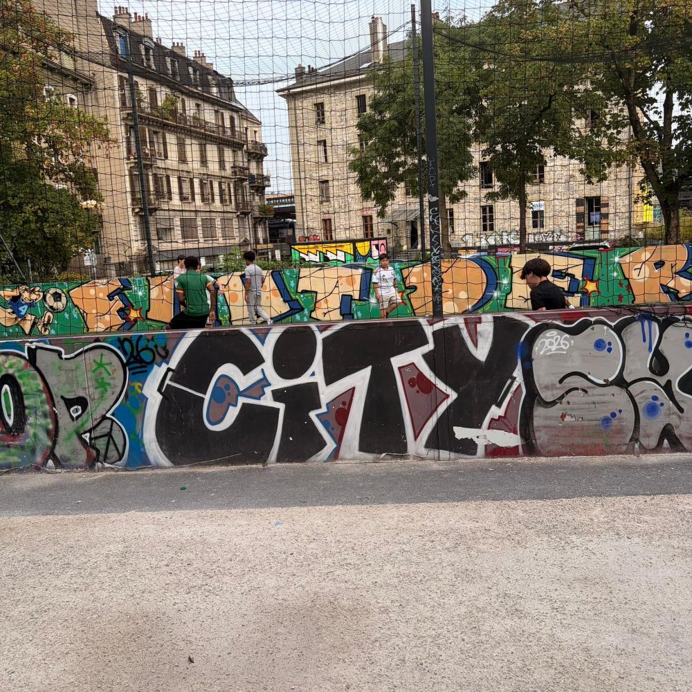 Entre les murs du quartier